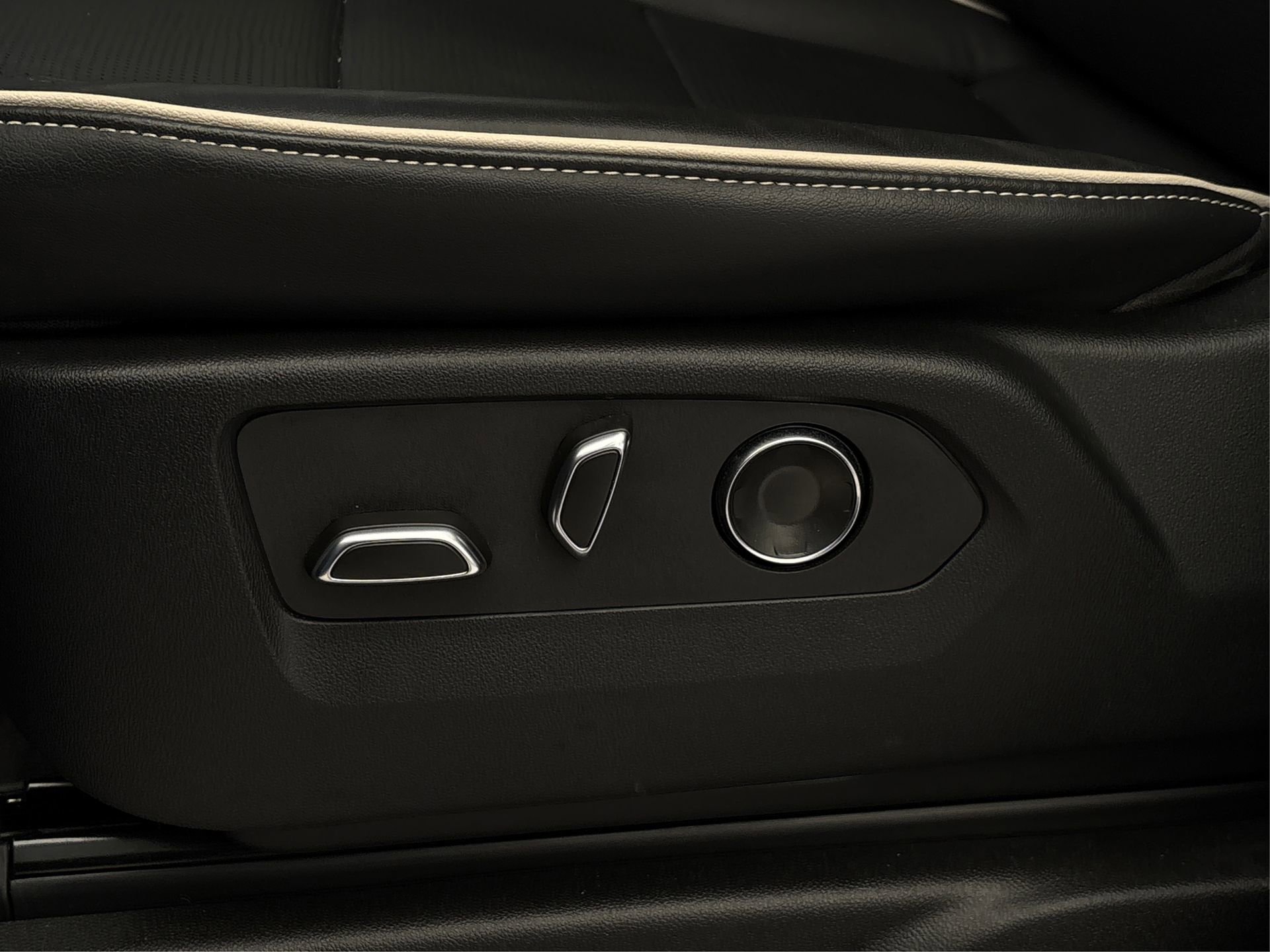 Used 2024 Cadillac Escalade Premium Luxury image 34