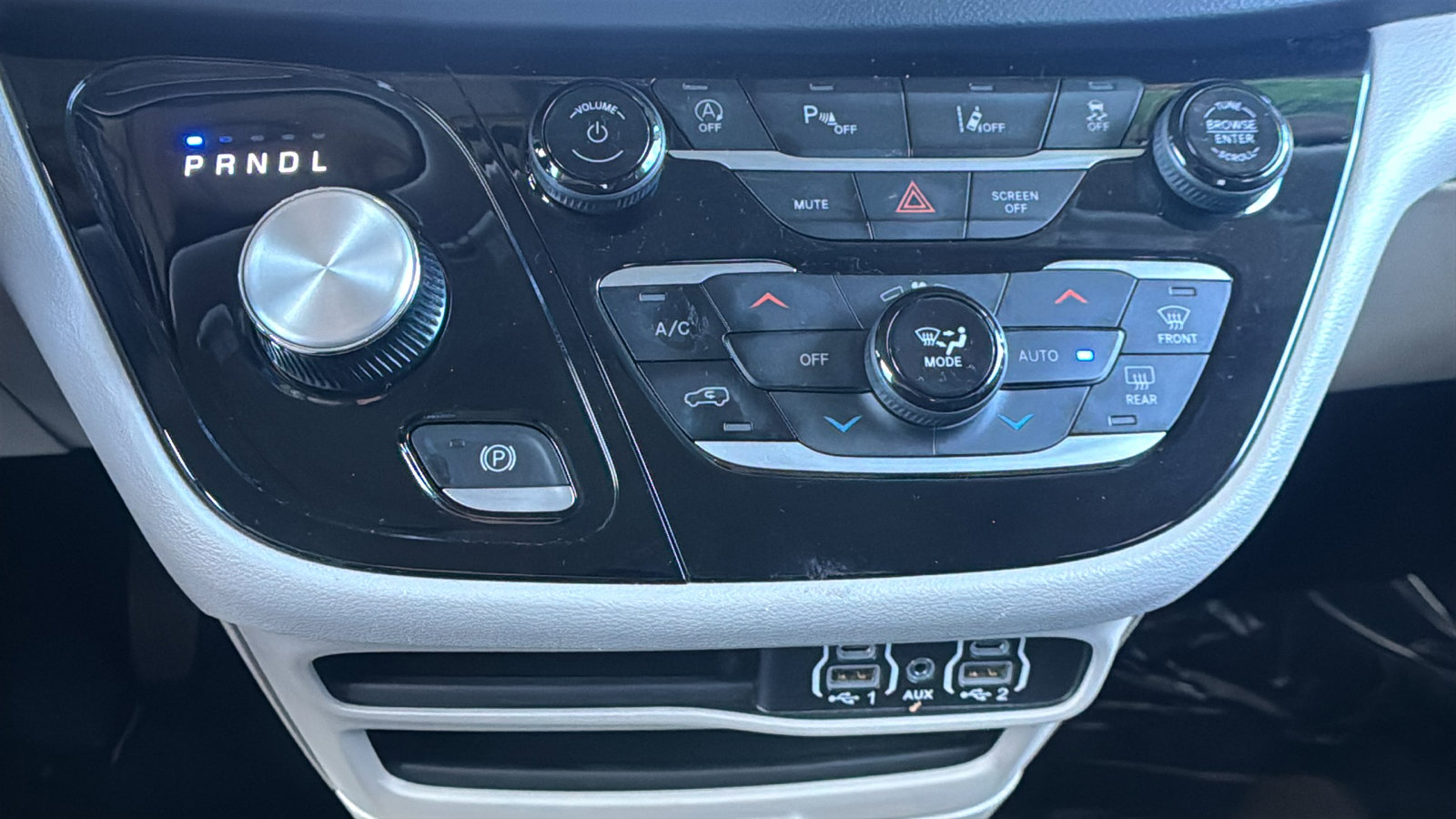 Used 2023 Chrysler Pacifica Touring-L image 30