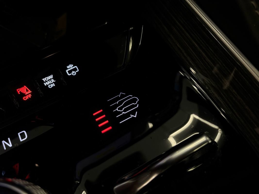 Used 2022 Jeep Wagoneer Series III w/ Premium Group I AWD/4WD image 35