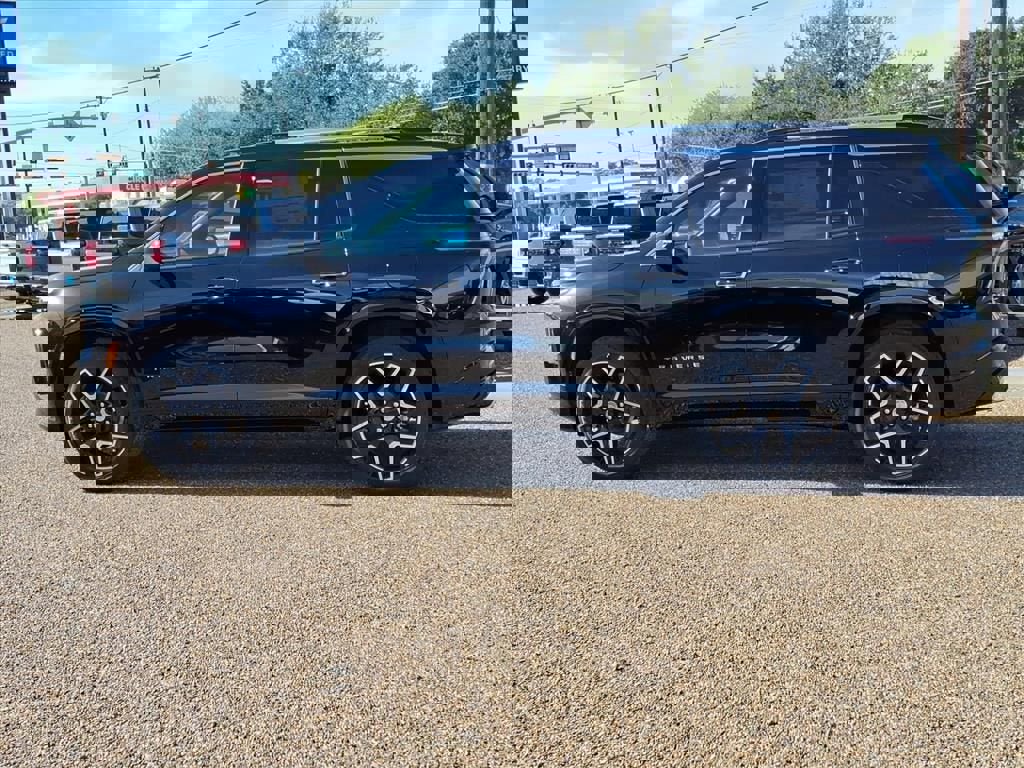 New 2026 Chevrolet Traverse High Country image 2