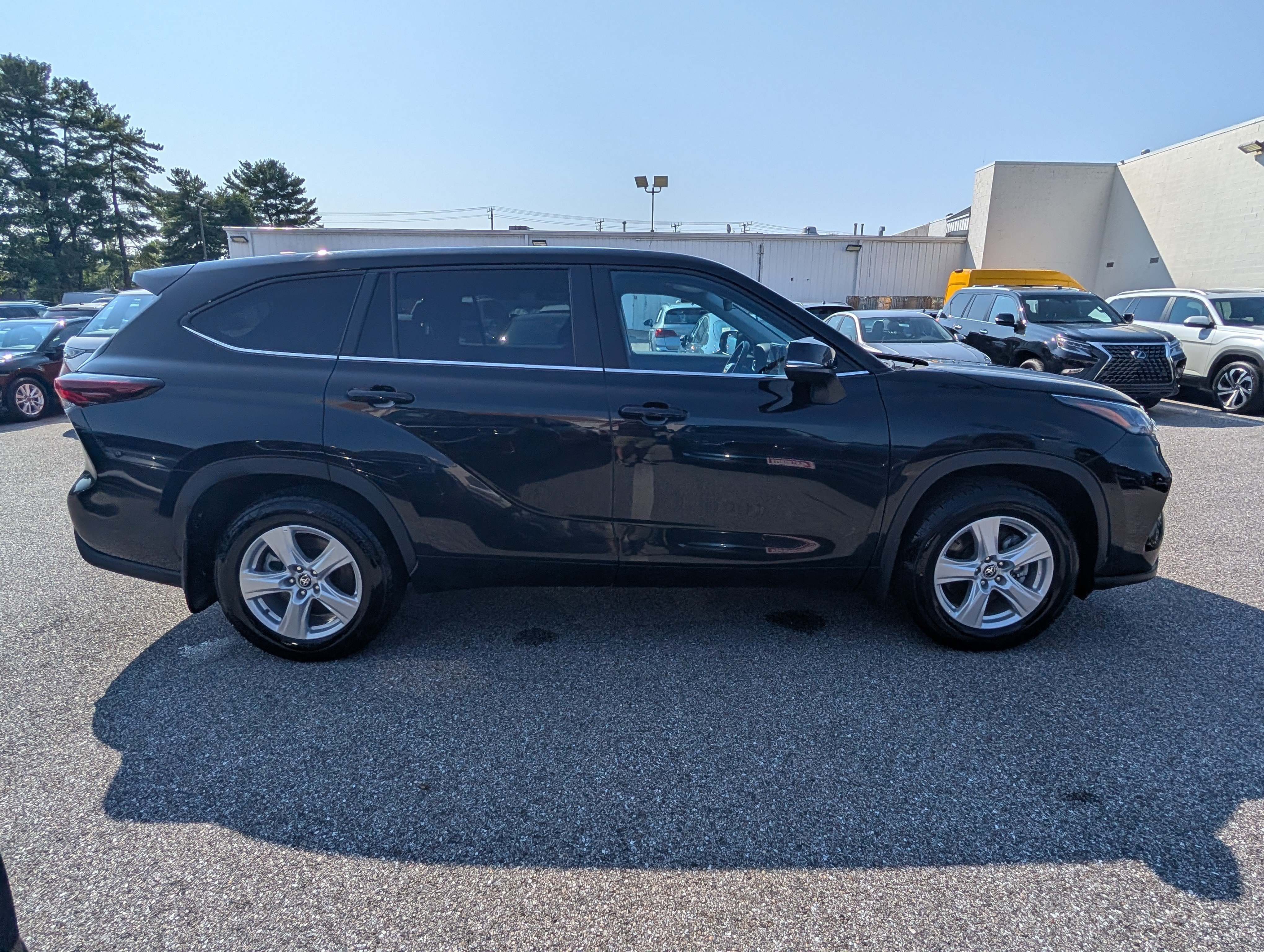 Used 2025 Toyota Highlander LE AWD/4WD image 2