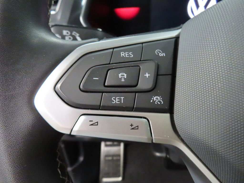 Used 2023 Volkswagen Tiguan SE R-Line image 50