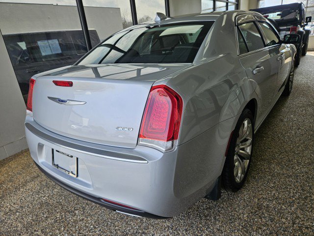 Used 2019 Chrysler 300 Touring w/ Chrome Appearance Package image 2