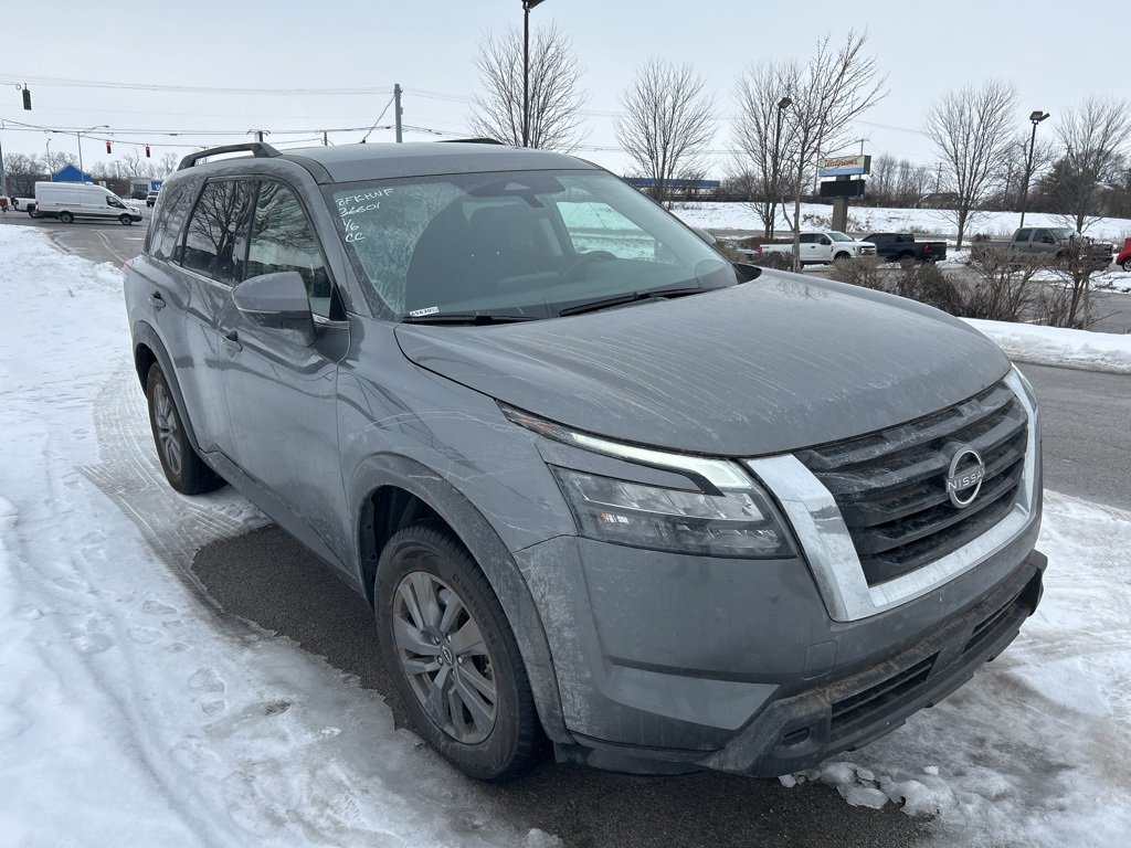 Used 2024 Nissan Pathfinder SV image 2
