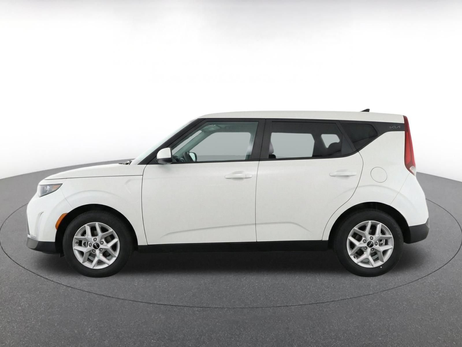 Used 2025 Kia Soul LX w/ LX Technology Package FWD image 4