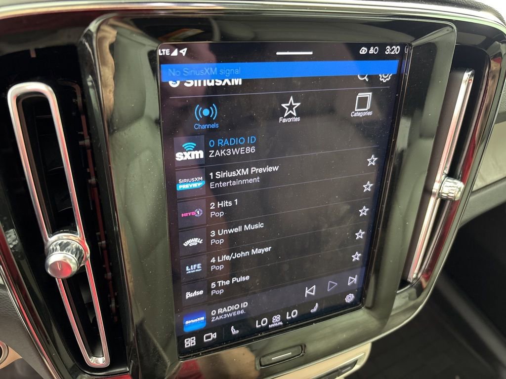 Used 2024 Volvo XC40 B5 Ultimate w/ Protection Package image 32