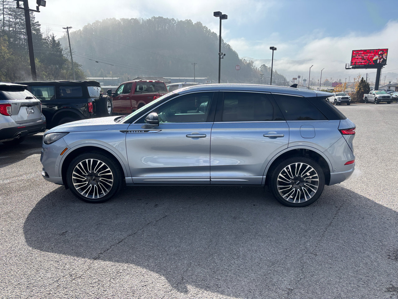 Used 2022 Lincoln Corsair Reserve w/ Equipment Group 201A image 2