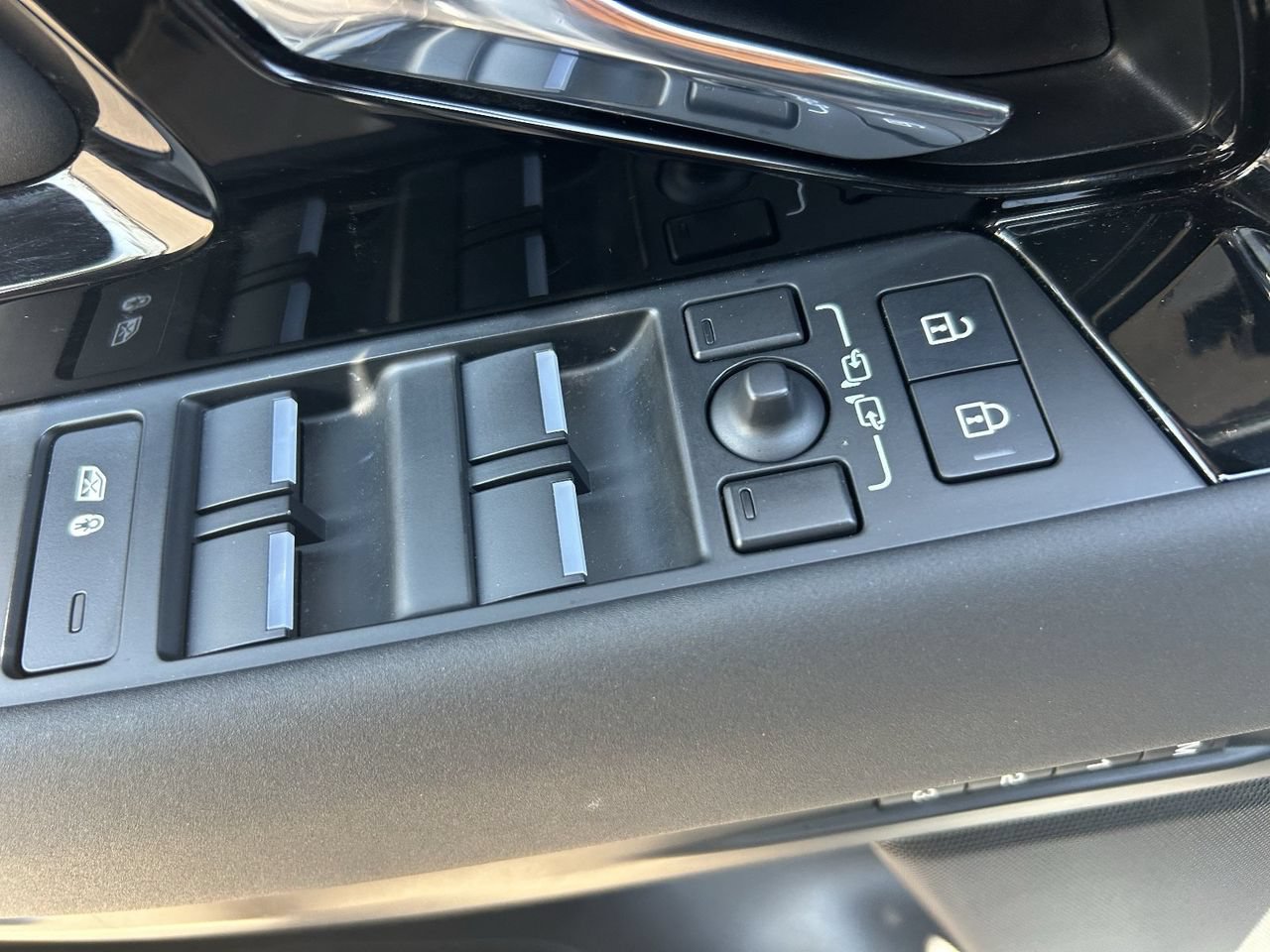 Used 2024 Land Rover Range Rover Evoque S AWD/4WD image 30
