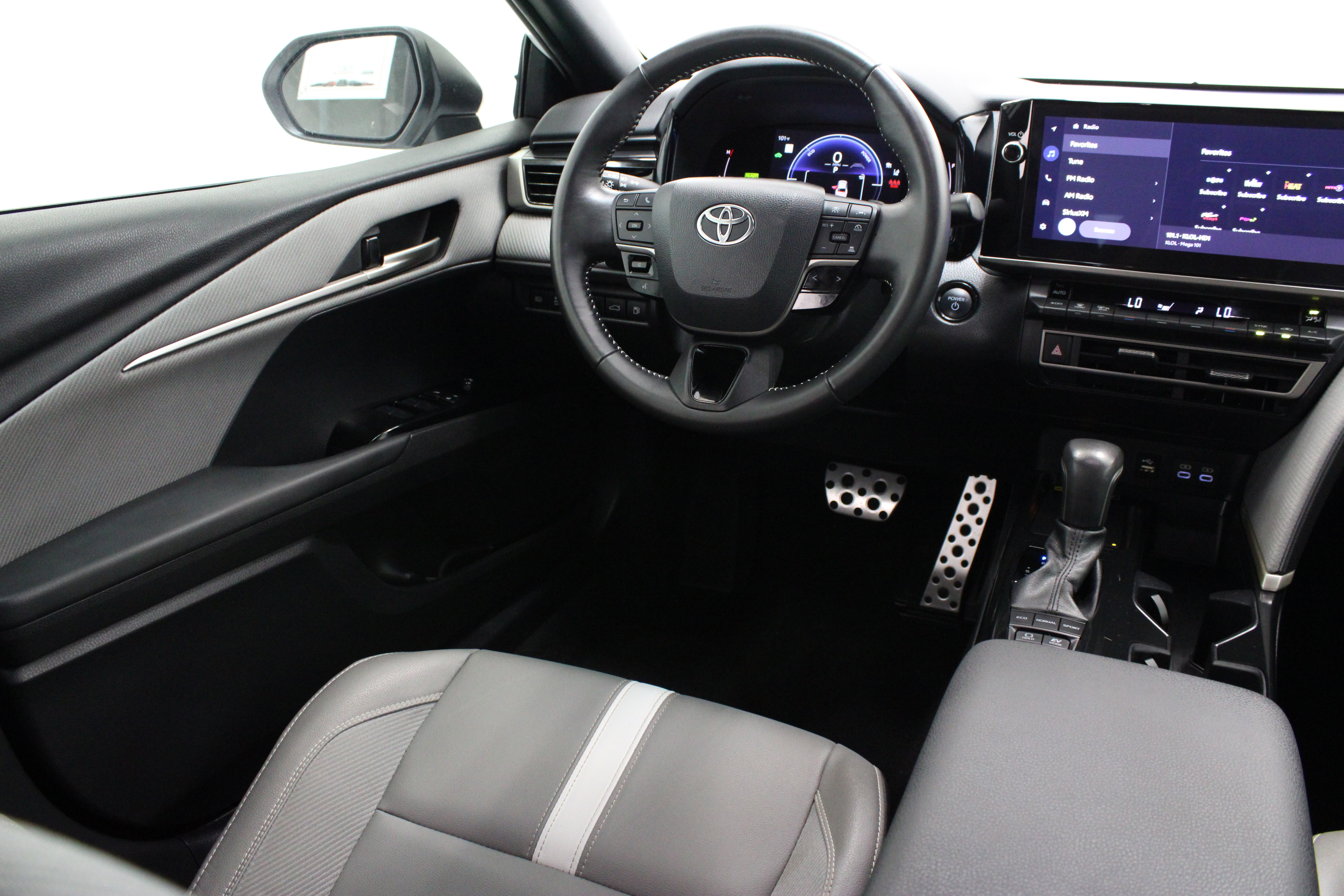 Used 2025 Toyota Camry SE w/ Multimedia Upgrade Package FWD image 30