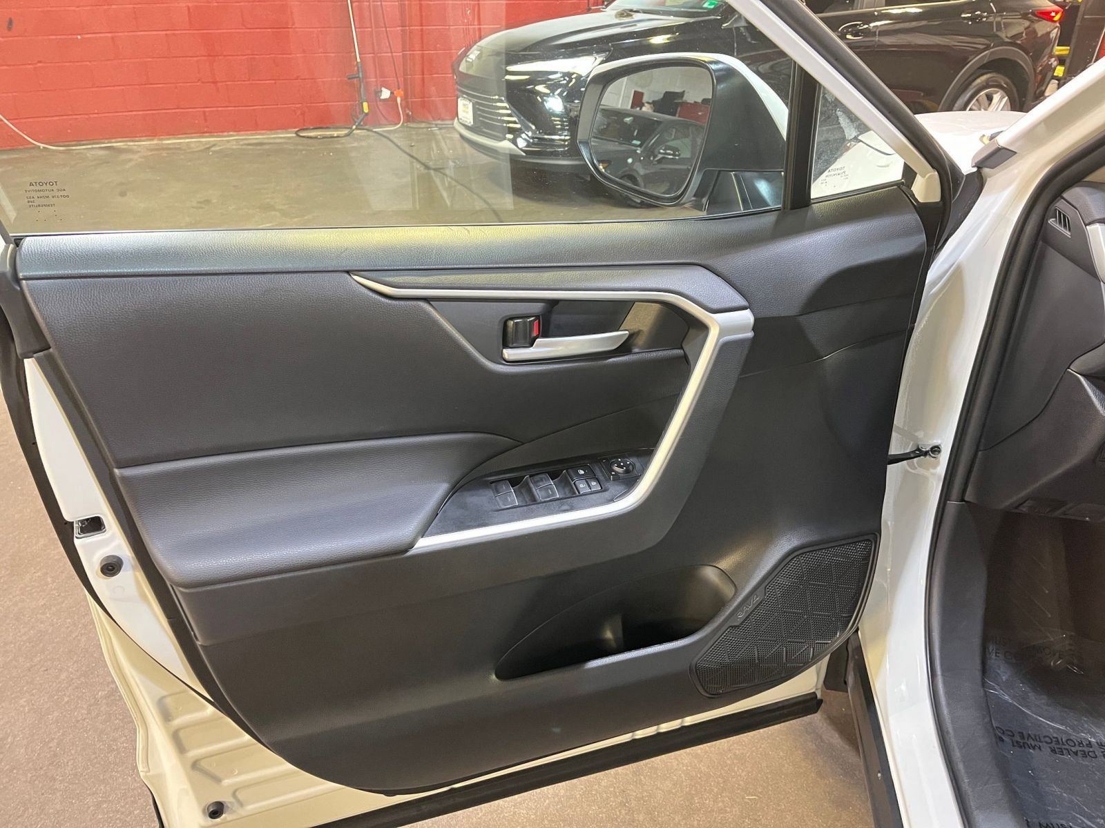 Used 2025 Toyota RAV4 XLE image 20