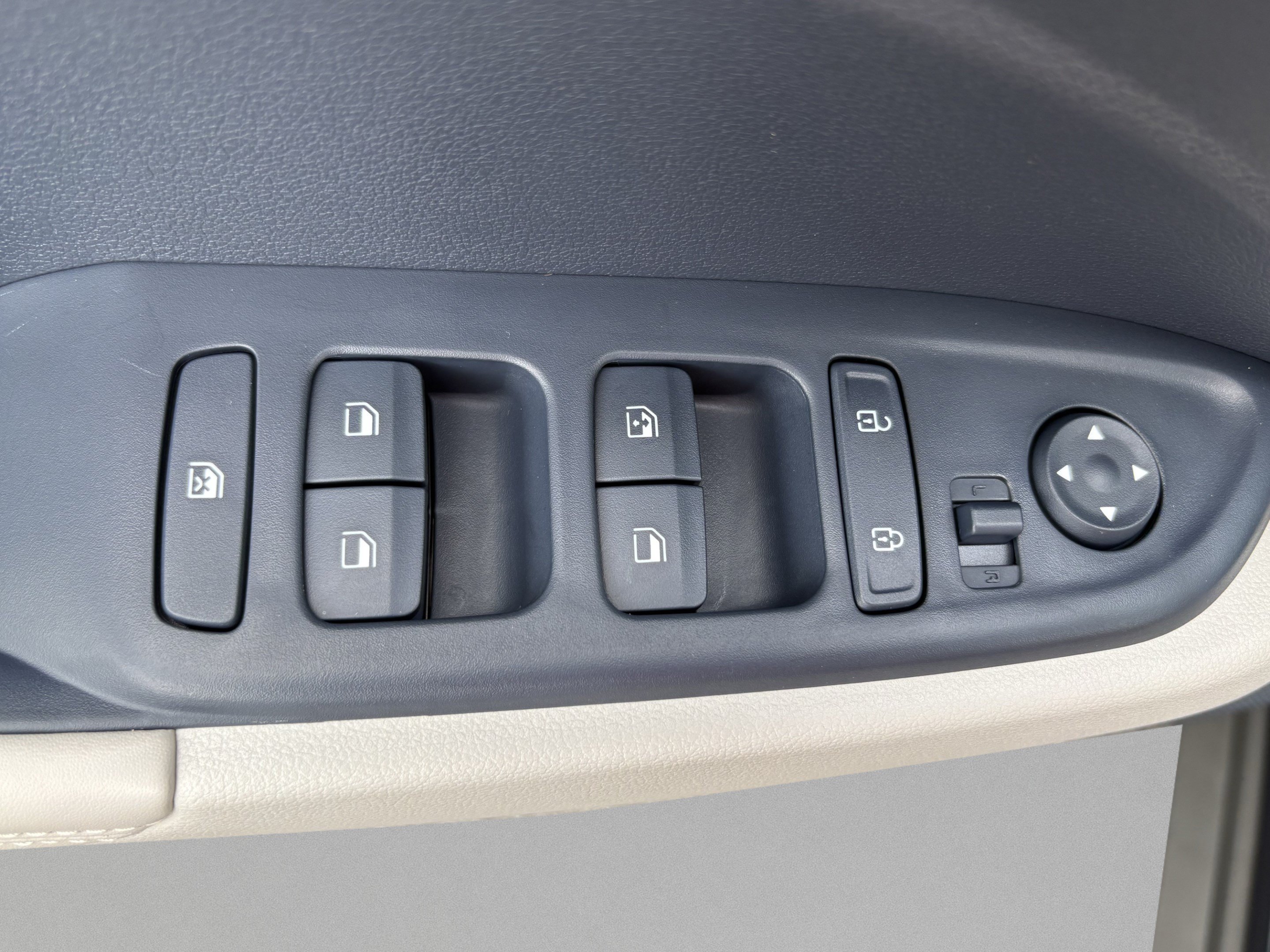 Certified 2025 Hyundai Venue Limited FWD image 22