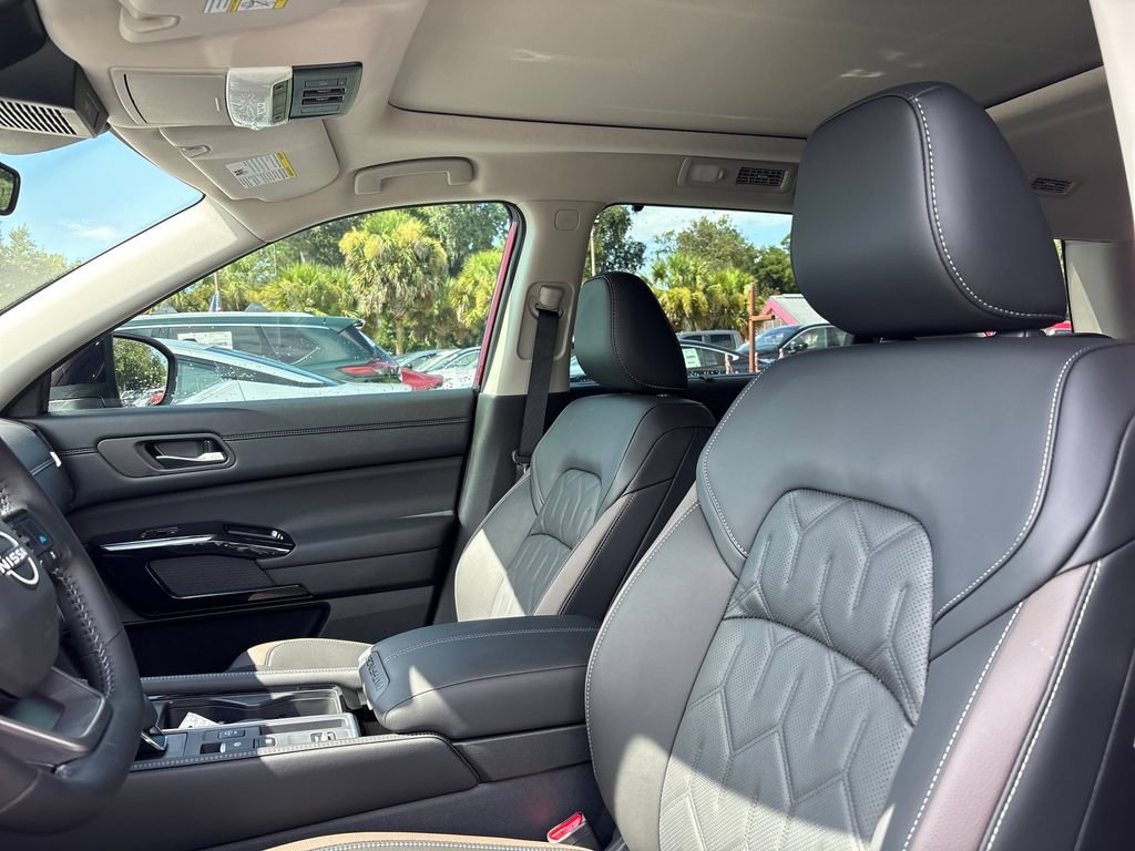 New 2026 Nissan Pathfinder Platinum FWD image 4