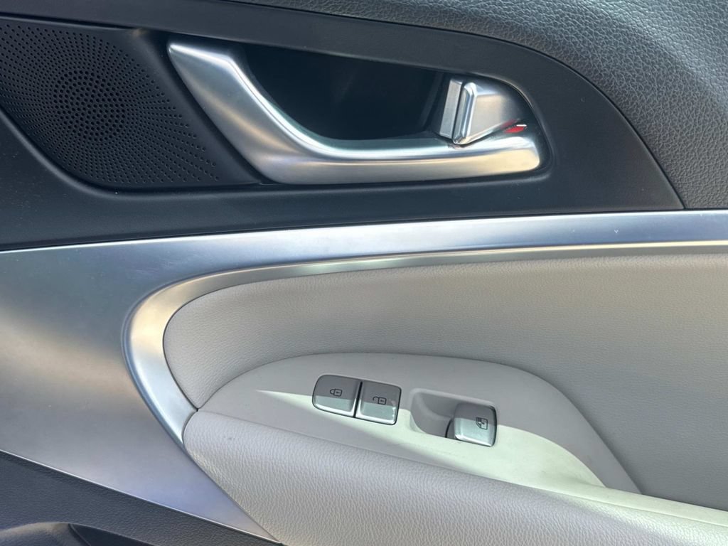Used 2022 Genesis G70 2.0T RWD image 16