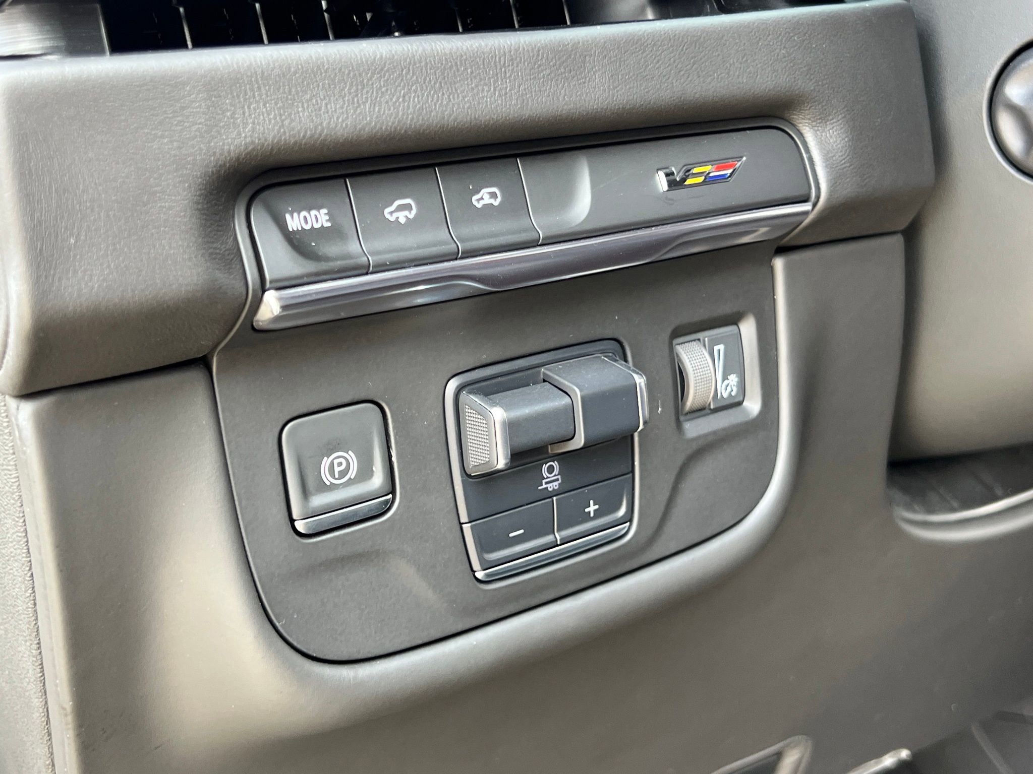 Used 2025 Cadillac Escalade ESV V image 38