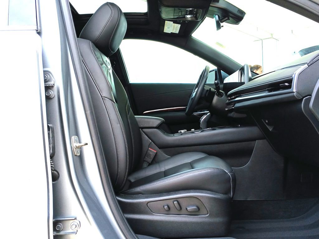 Certified 2024 Cadillac XT4 Luxury w/ Cold Weather Package image 29