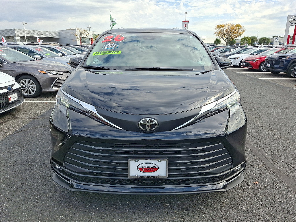 Used 2026 Toyota Sienna XLE FWD image 2