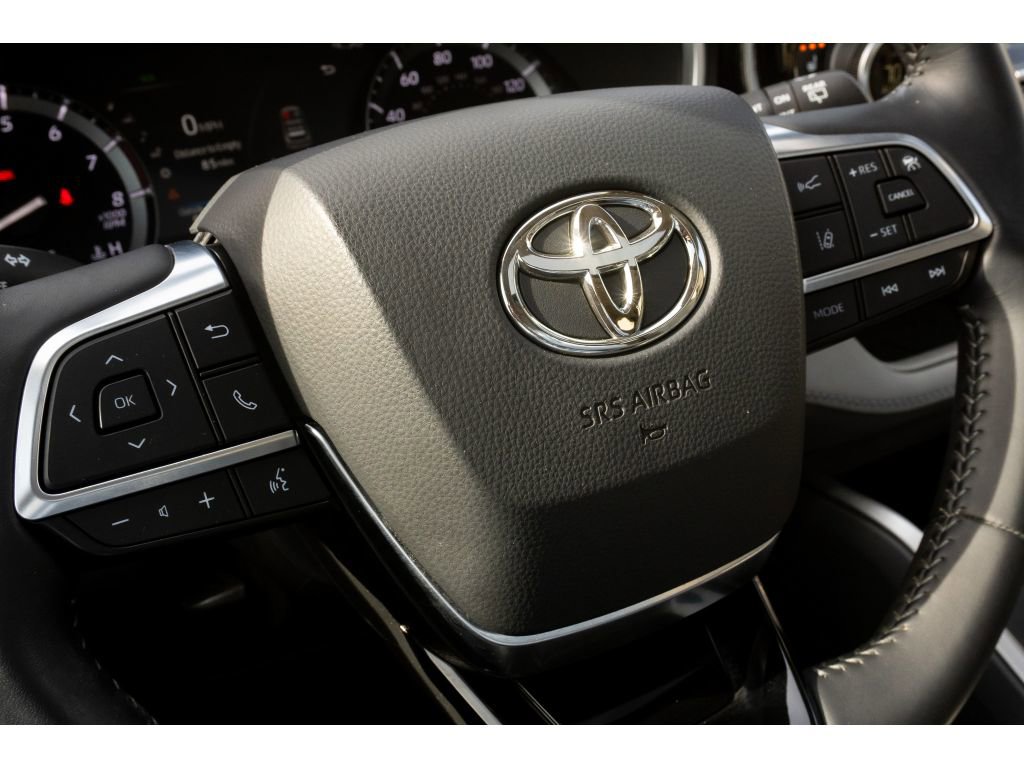 Used 2020 Toyota Highlander XLE FWD image 32