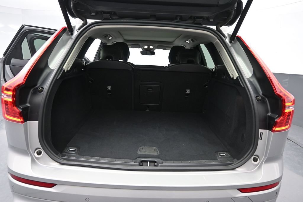 Used 2025 Volvo XC60 B5 Core AWD/4WD image 14