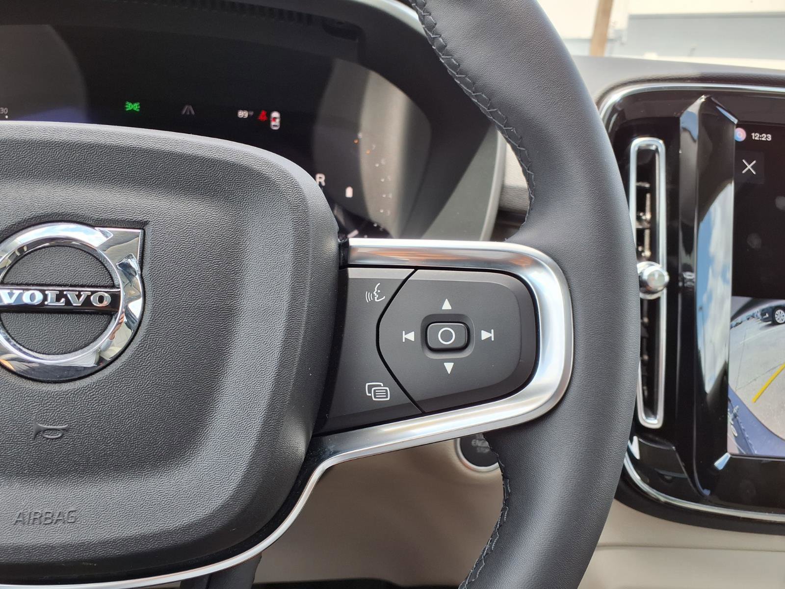 Certified 2023 Volvo XC40 B5 Plus w/ Driver Assist Package image 30