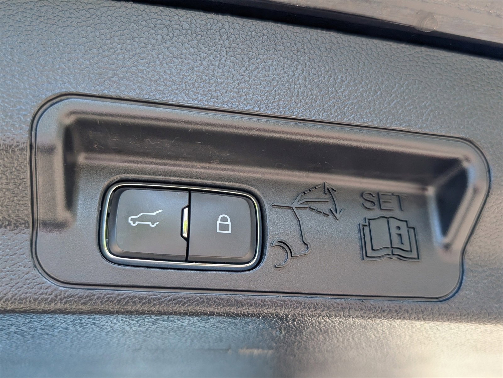 Used 2020 Ford Explorer XLT w/ Equipment Group 202A image 25