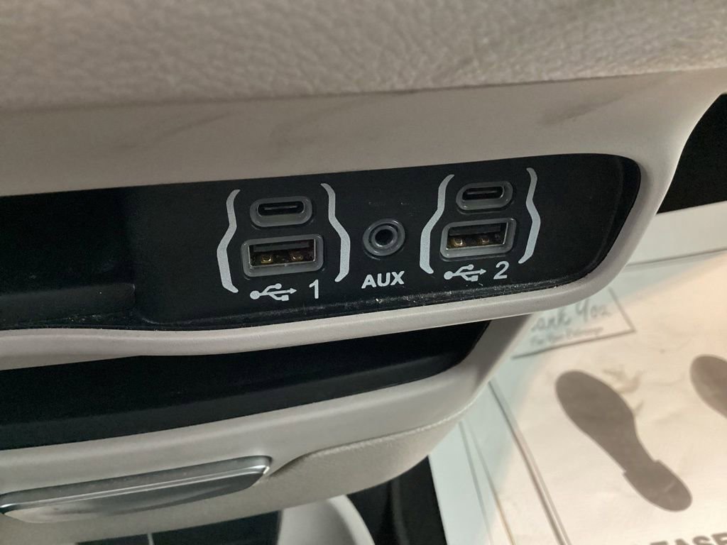 Used 2023 Chrysler Pacifica Touring-L image 27
