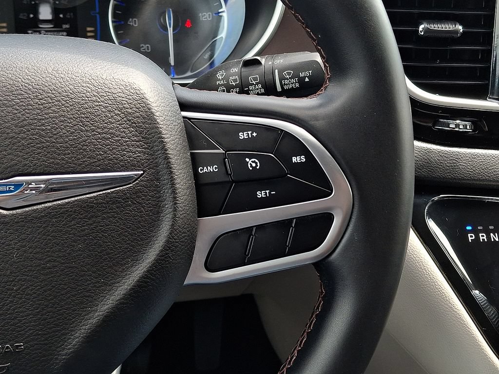 Used 2018 Chrysler Pacifica Touring-L FWD image 22