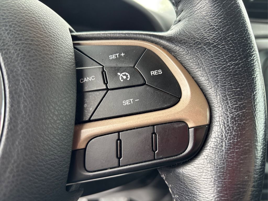 Used 2015 Jeep Renegade Latitude w/ Popular Equipment Group AWD/4WD image 27