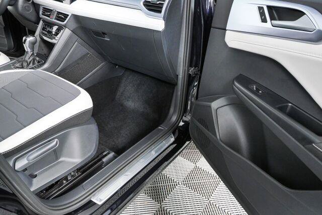 Used 2025 Volkswagen Taos SE w/ Panoramic Sunroof Package FWD image 24