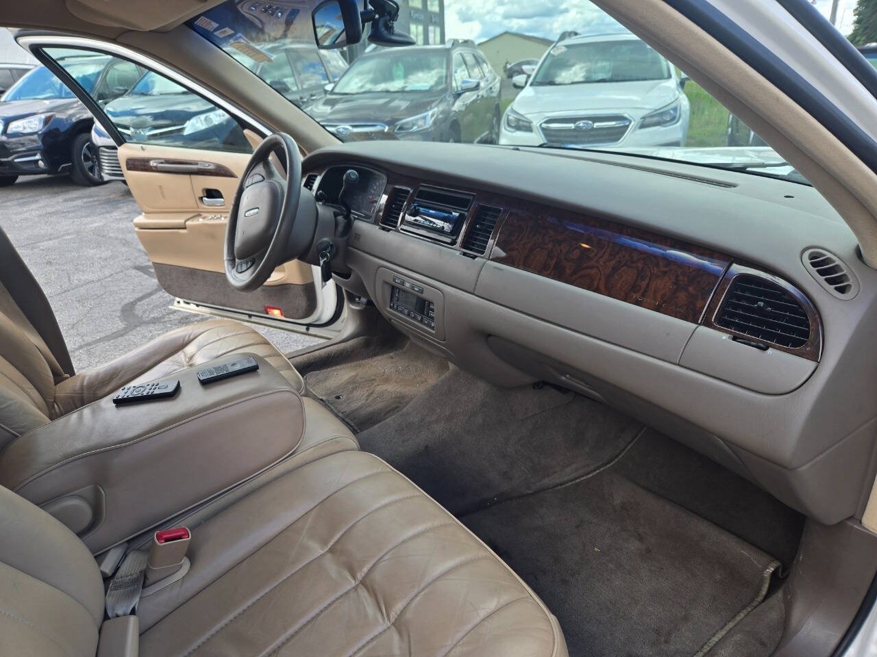 Used 1998 Lincoln Town Car Executive RWD image 17
