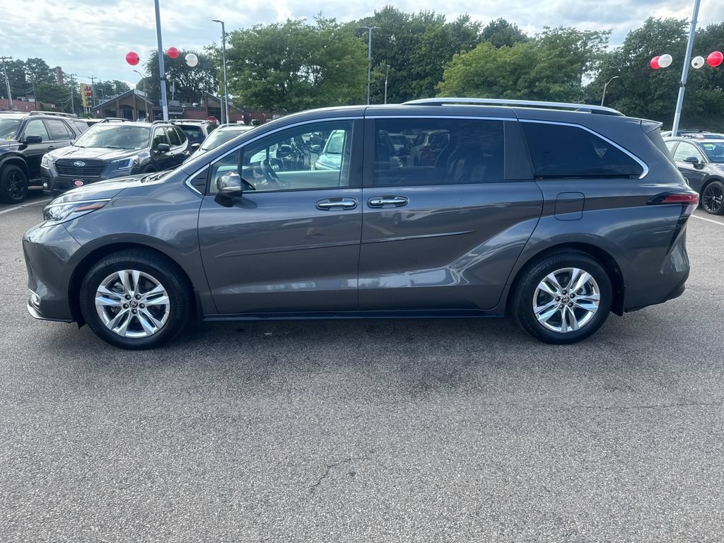 Used 2025 Toyota Sienna Limited AWD/4WD image 4