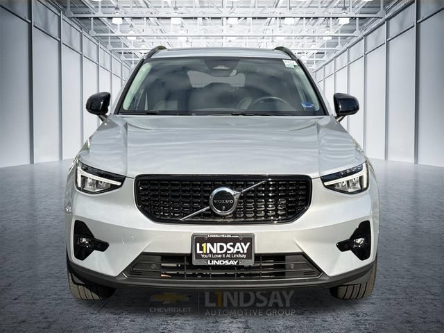 Used 2023 Volvo XC40 B5 Plus w/ Driver Assist Package AWD/4WD image 2