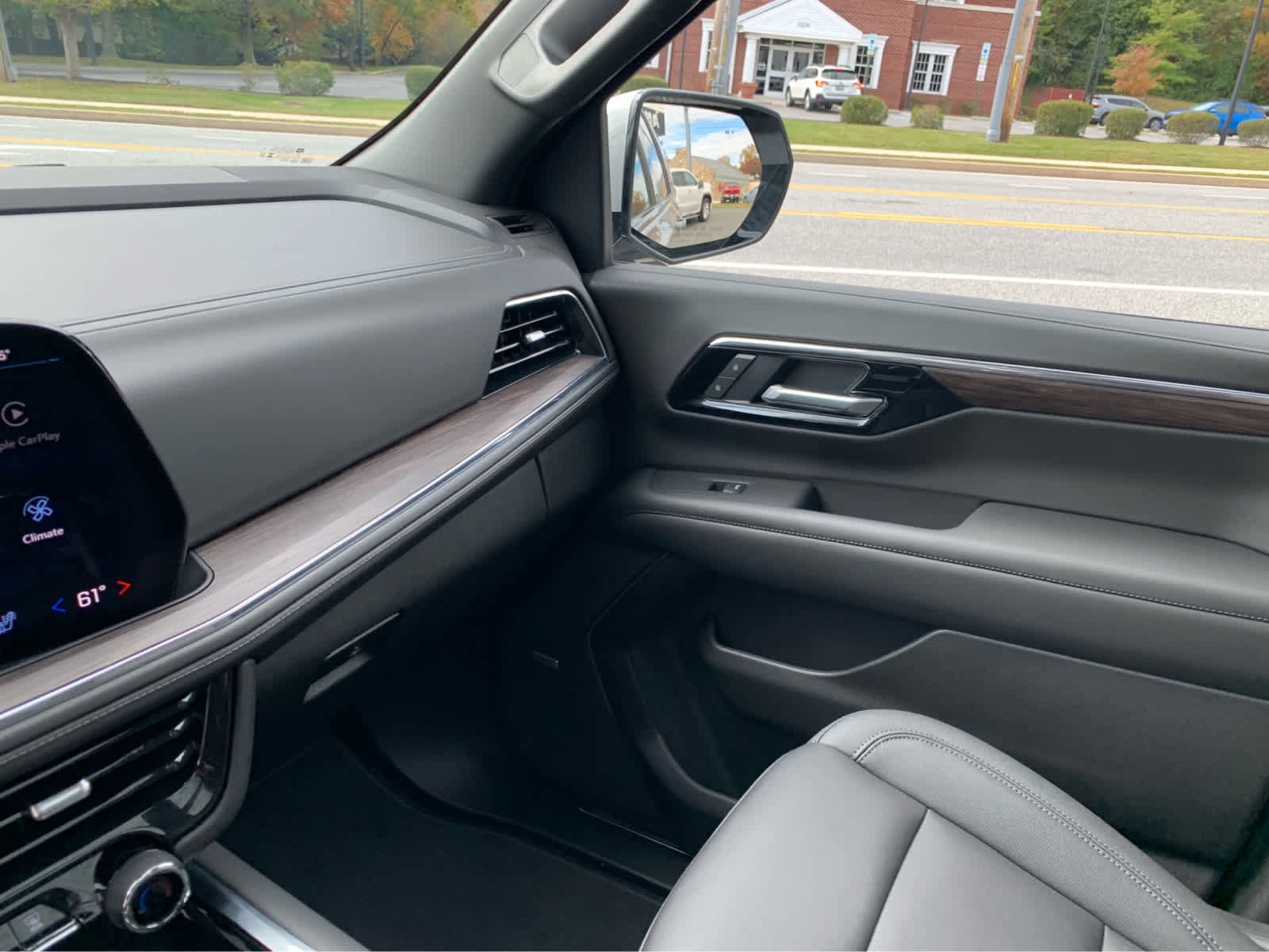 Used 2025 Chevrolet Suburban Z71 image 23