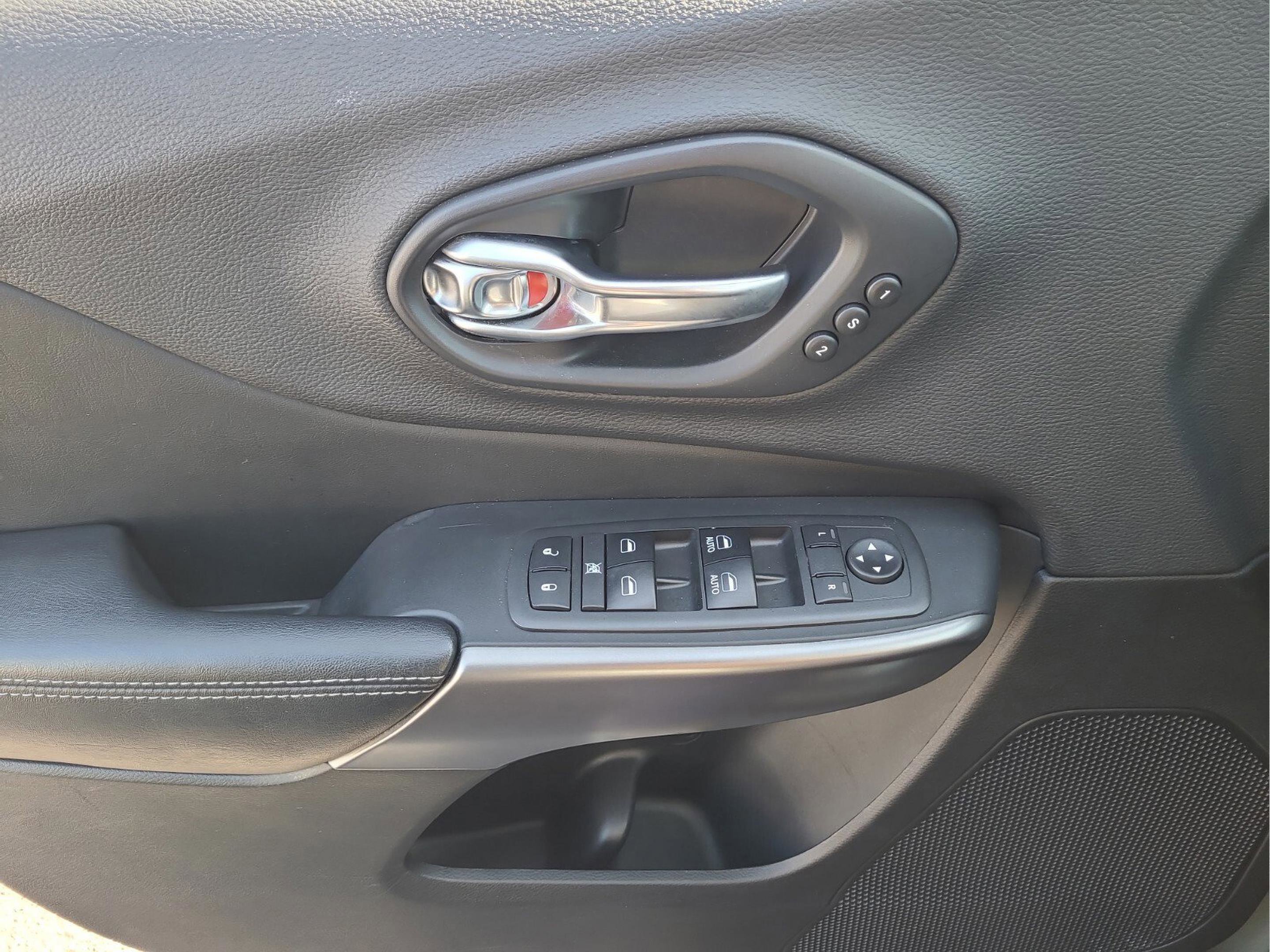 Used 2019 Jeep Cherokee Limited w/ Luxury Group image 27