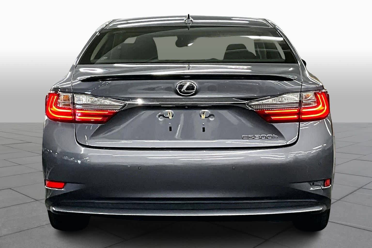 Used 2016 Lexus ES 300h w/ Luxury Package w/Wood Trim image 4