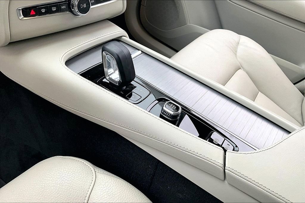 Used 2023 Volvo XC90 B5 Core w/ Climate Package image 19