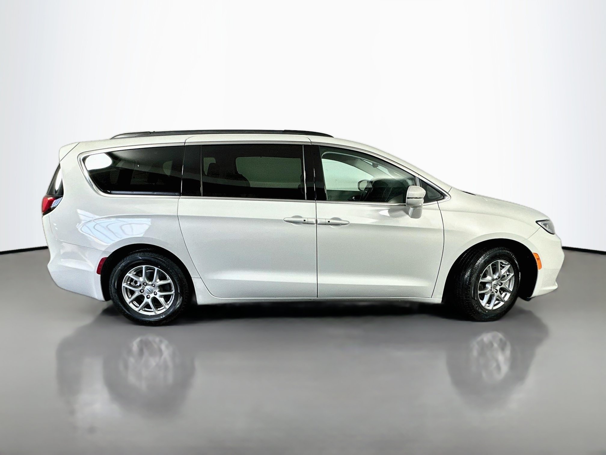 Used 2021 Chrysler Pacifica Touring FWD image 8