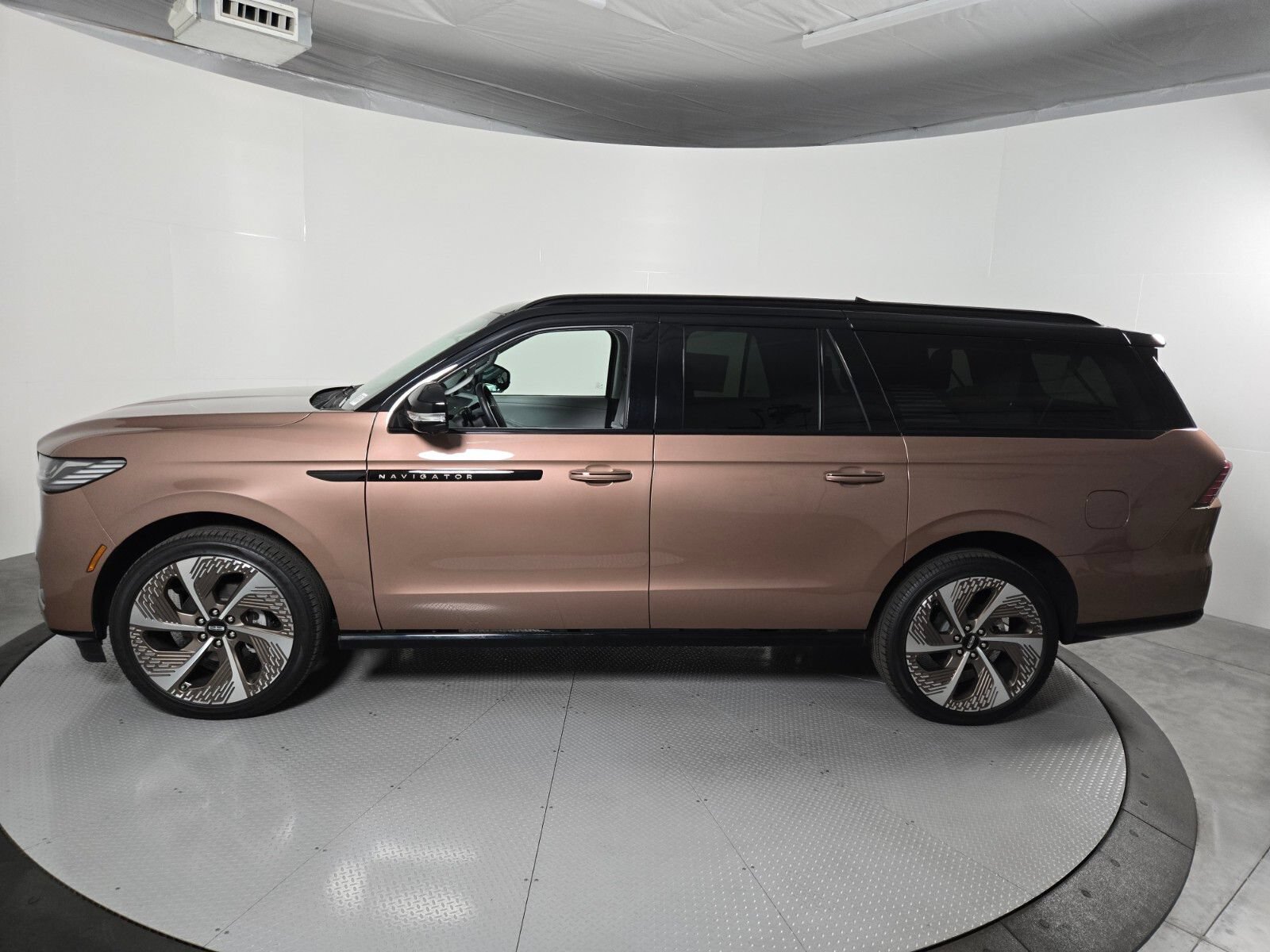 New 2026 Lincoln Navigator L Black Label w/ Black Label Special Edition AWD/4WD image 8