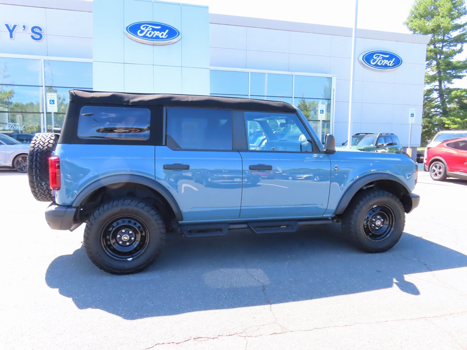 Used 2023 Ford Bronco Black Diamond image 4