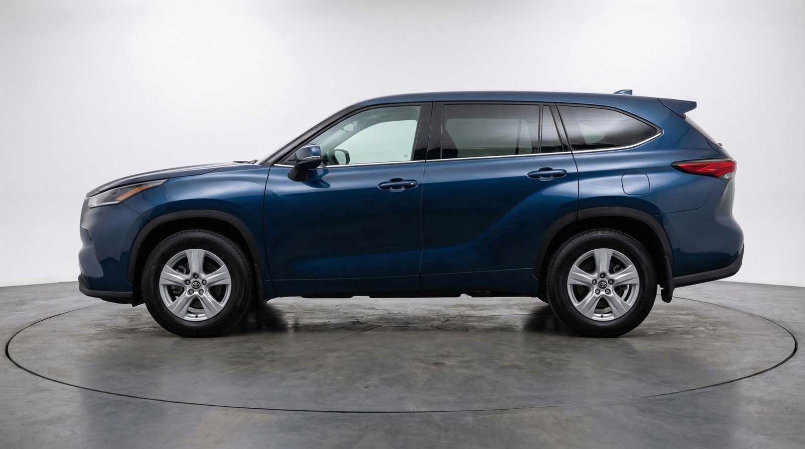 Used 2025 Toyota Highlander LE FWD image 5