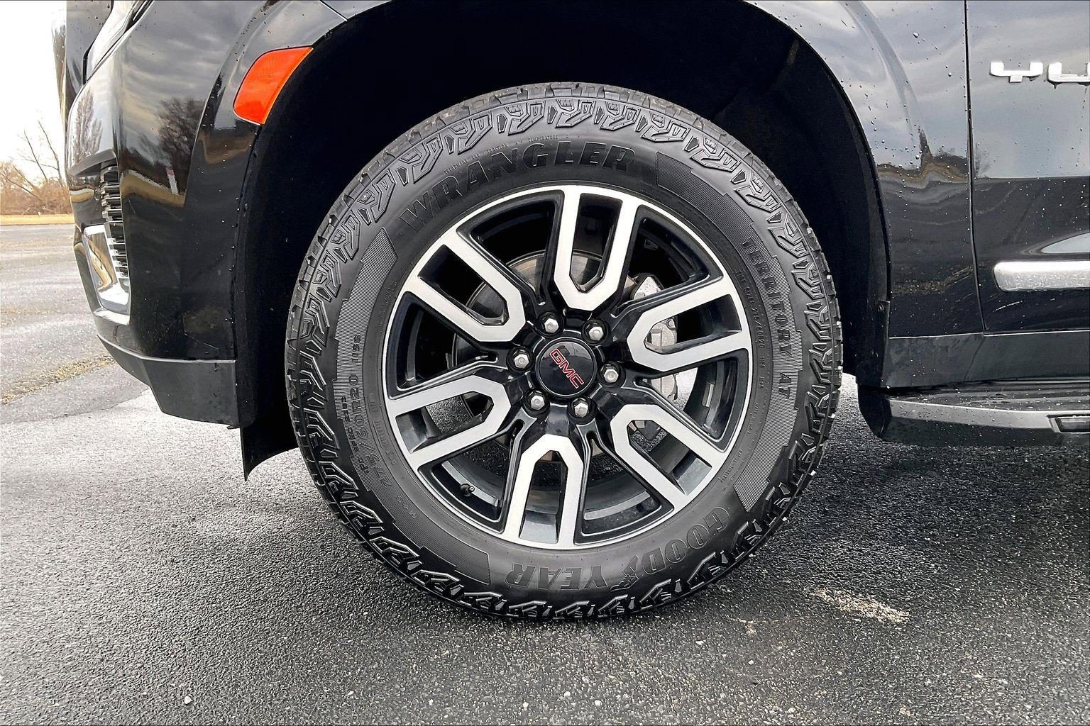 Used 2024 GMC Yukon SLT w/ SLT Luxury Package image 9