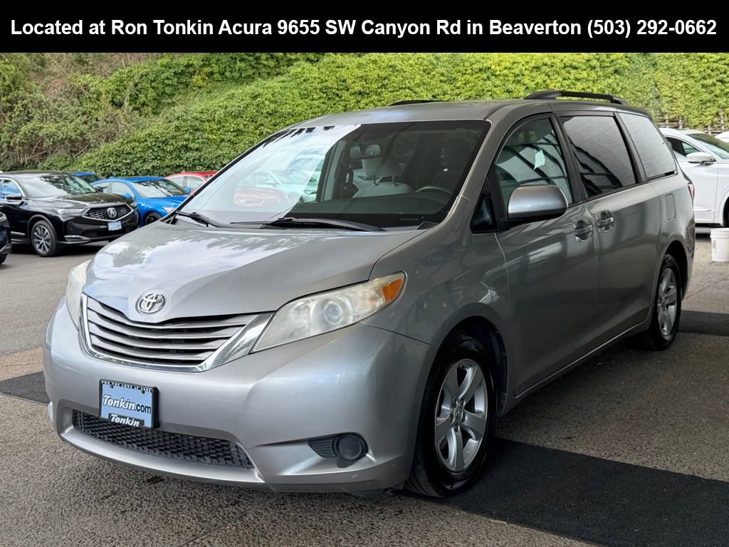 Used 2017 Toyota Sienna LE image 4