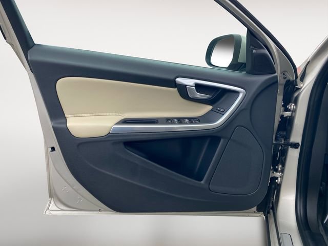 Used 2018 Volvo S60 T5 Inscription image 16