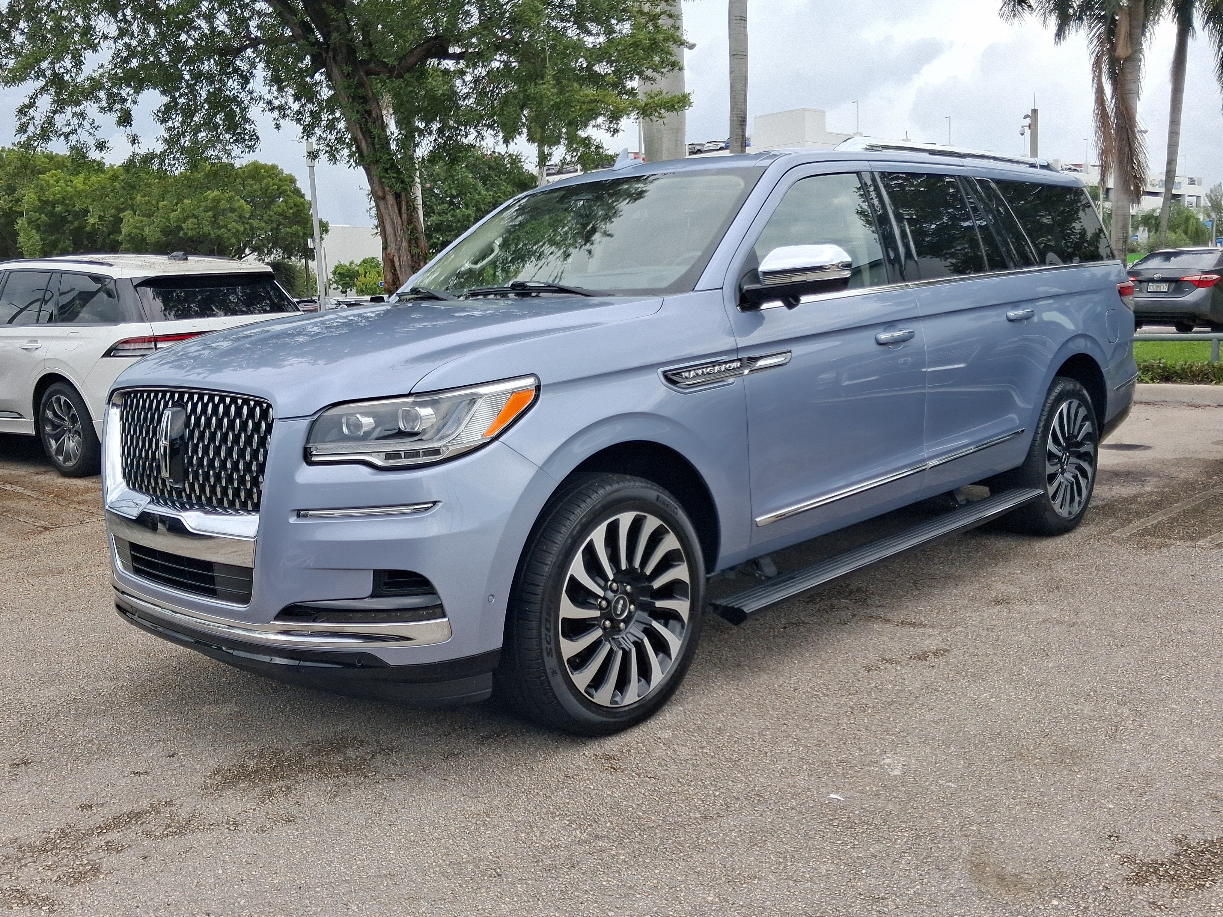 Used 2022 Lincoln Navigator L Black Label AWD/4WD image 2