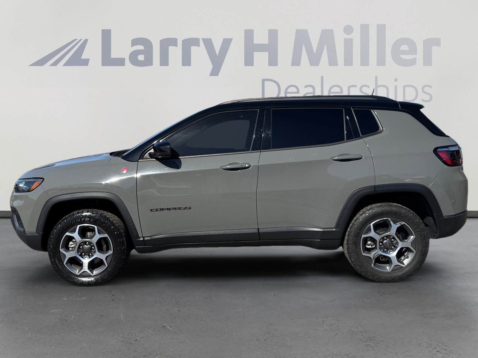 Used 2022 Jeep Compass Trailhawk w/ Trailhawk Convenience Group AWD/4WD image 2