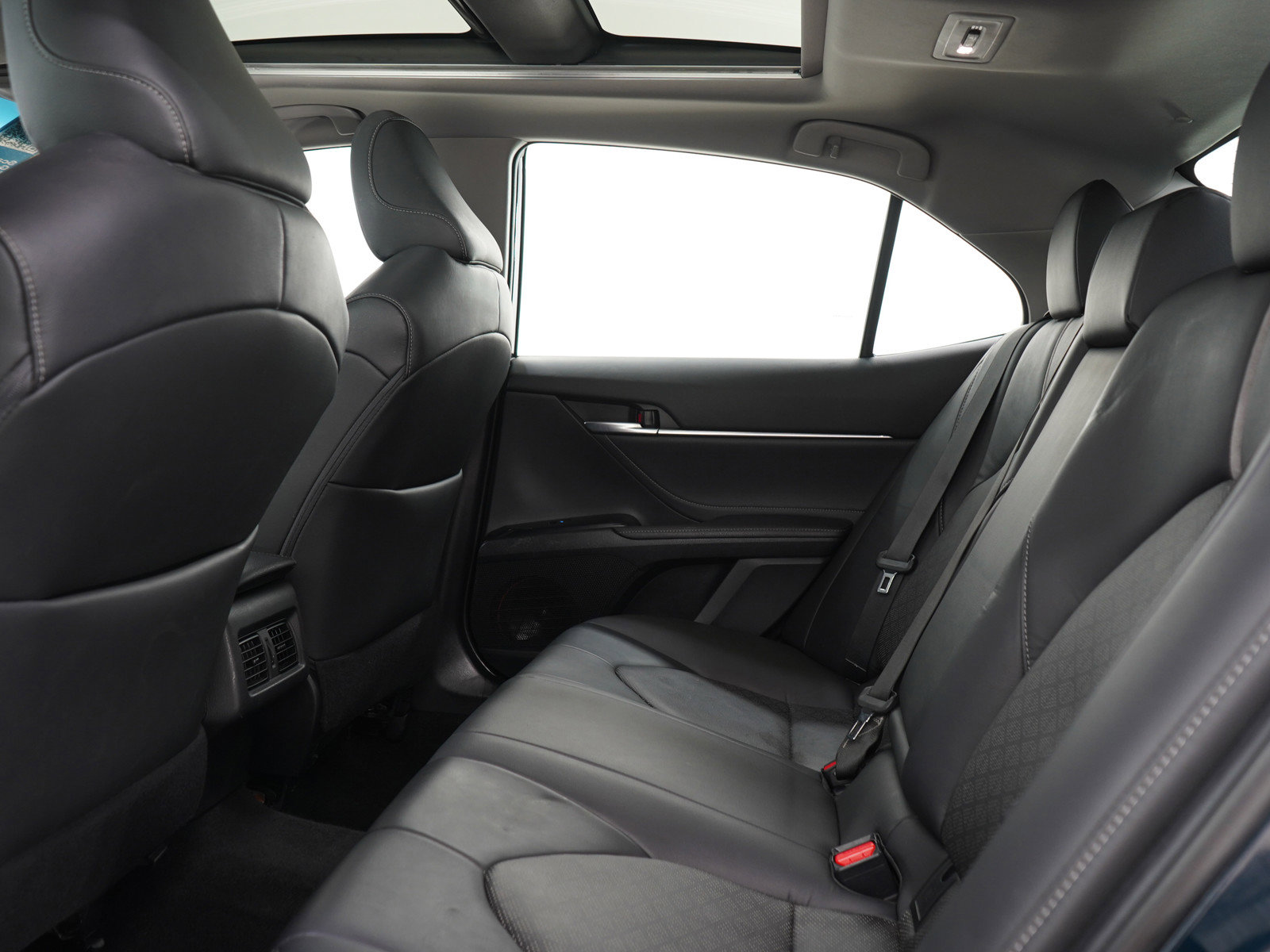 Used 2018 Toyota Camry XSE FWD image 17