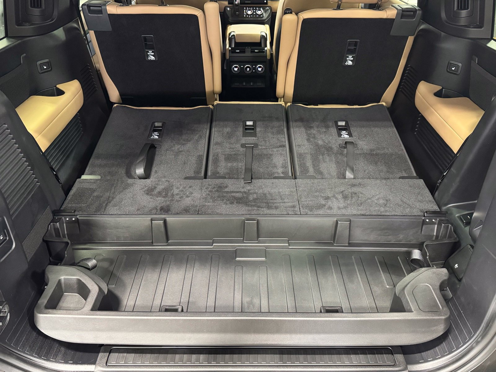 New 2026 Land Rover Defender 130 X-Dynamic SE AWD/4WD image 43