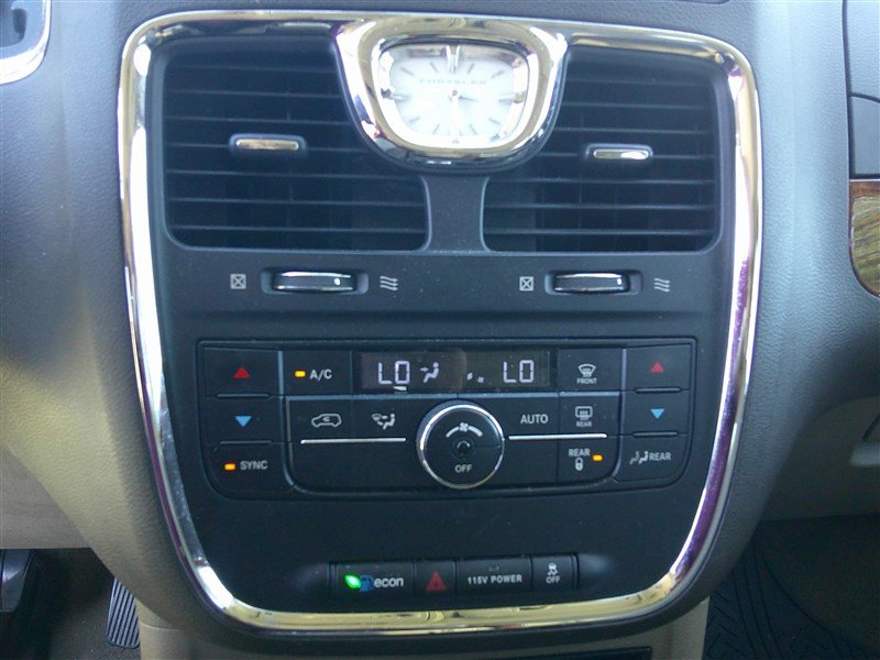 Used 2014 Chrysler Town & Country Touring image 14