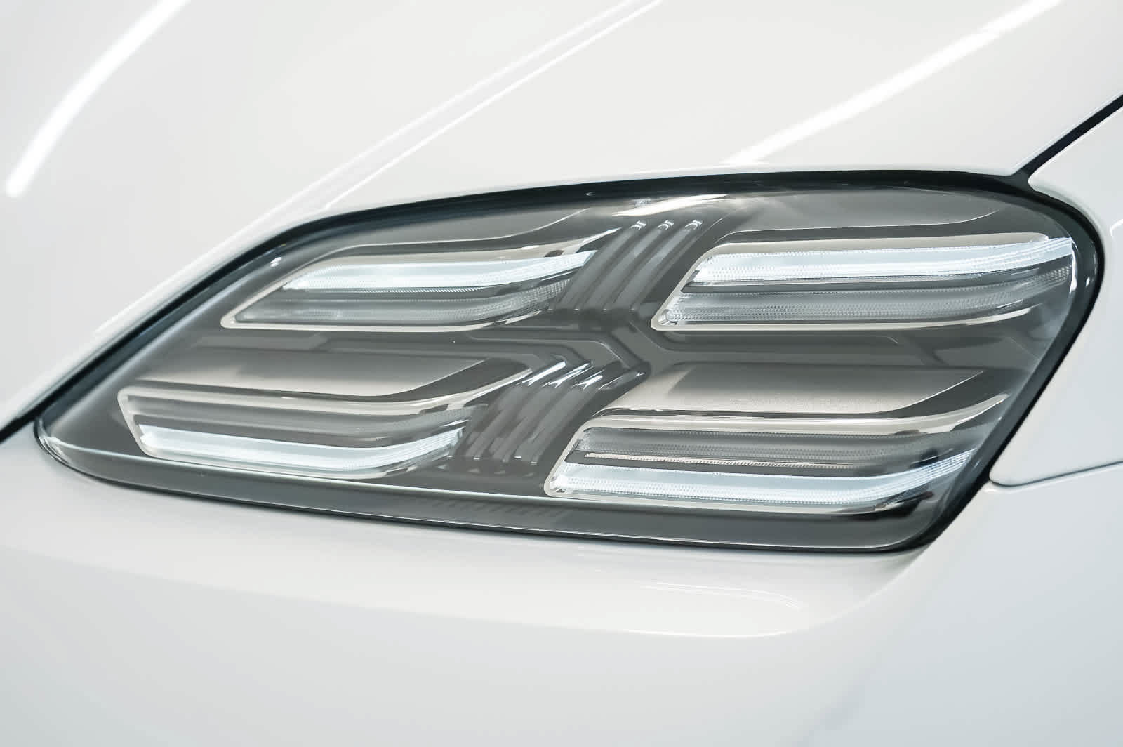 Certified 2025 Porsche Macan 4S Electric AWD/4WD image 15