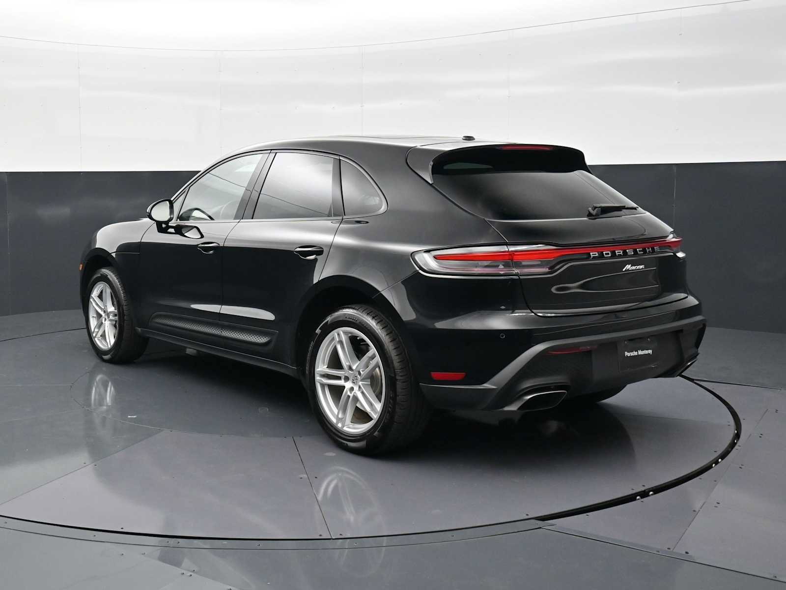 Certified 2024 Porsche Macan AWD/4WD image 3