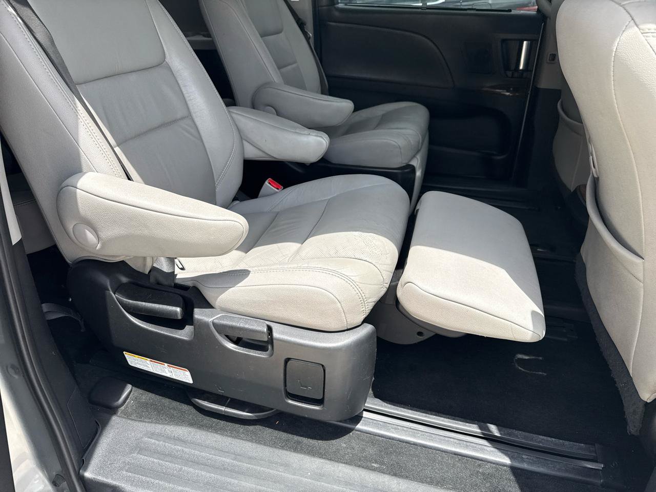 Used 2016 Toyota Sienna Limited Premium FWD image 46